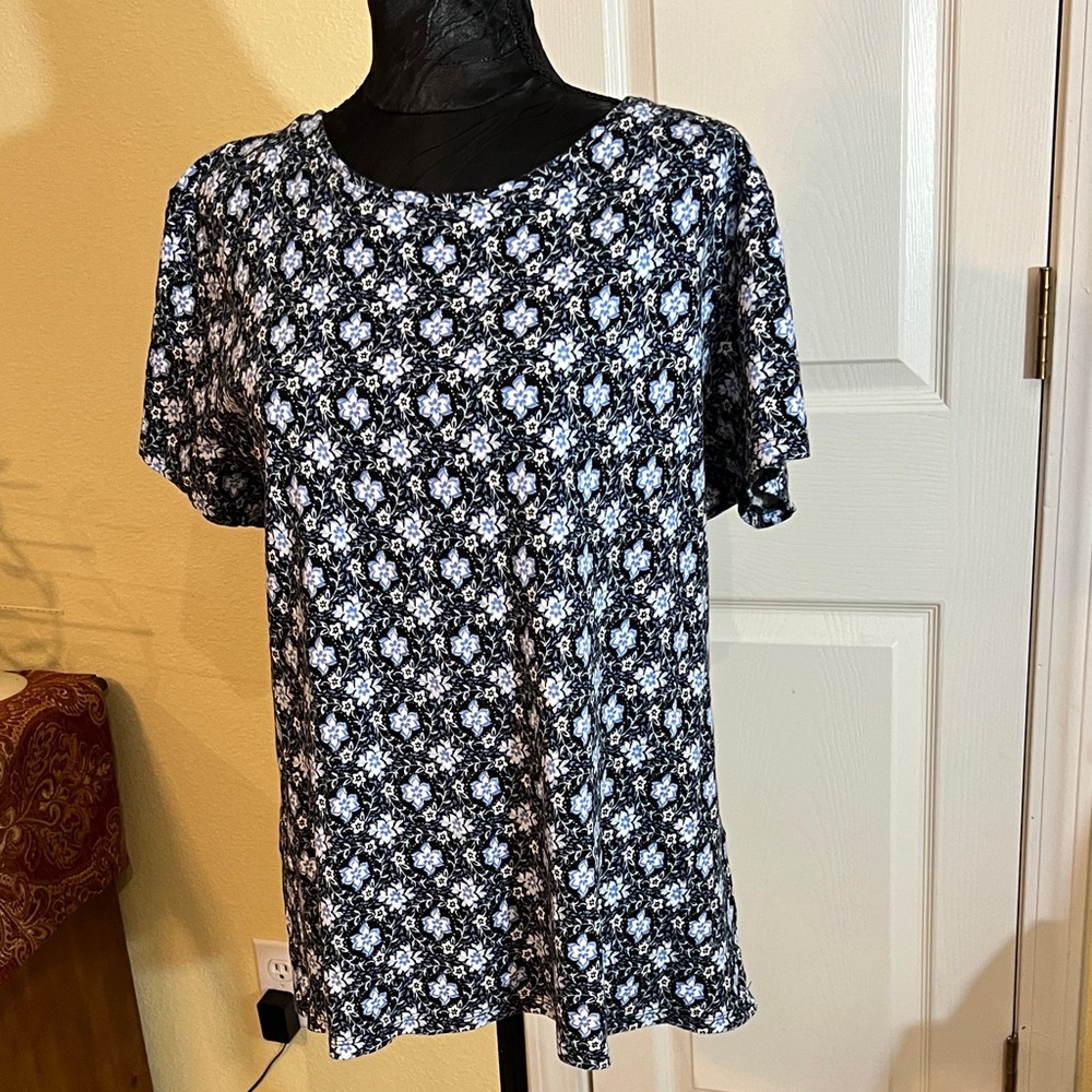 Croft & Barrow Black and Blue Floral Short Sleeve Top